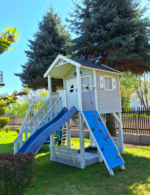 Domek średni z huśtawką i wspinaczką