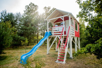 Domek na wzgórzu czerwony