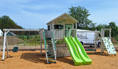 Domek z dwoma ślizgami