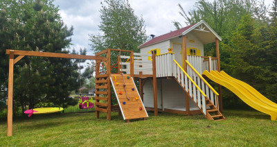 Duży domek z dwoma zjeżdżalniami
