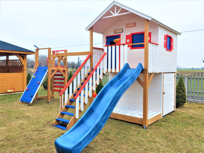 Domek z piaskownicą i garażem