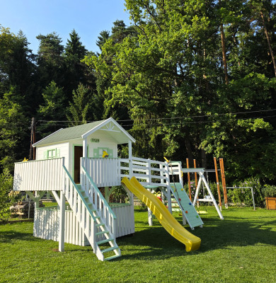 Biały domek z tarasami