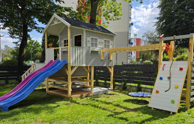 Domek z tarasem na niższym podeście