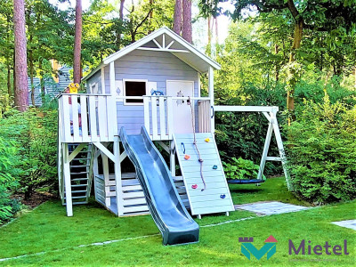 Domek z otwartym garażem