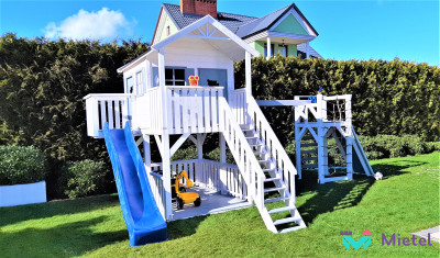 Biało-szary plac zabaw dla dzieci