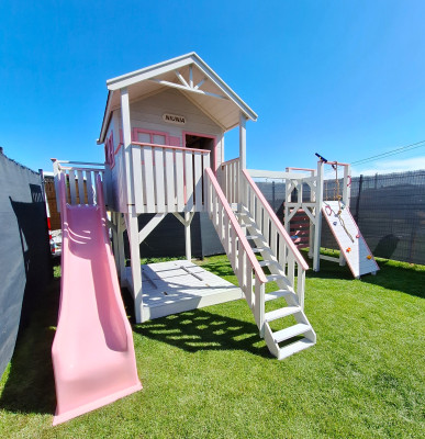 Domek z różową zjeżdżalnią
